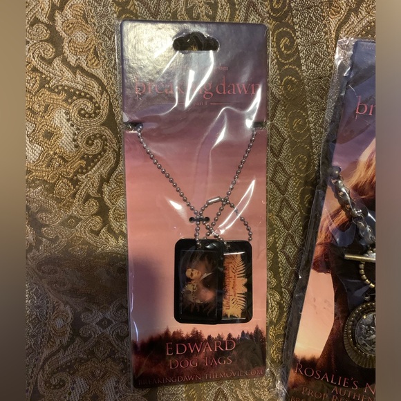 🍎NEW🍎 - Breaking Dawn - Cullen Crest Necklace Edward Dog Tags Picture Cloth - Picture 3 of 5